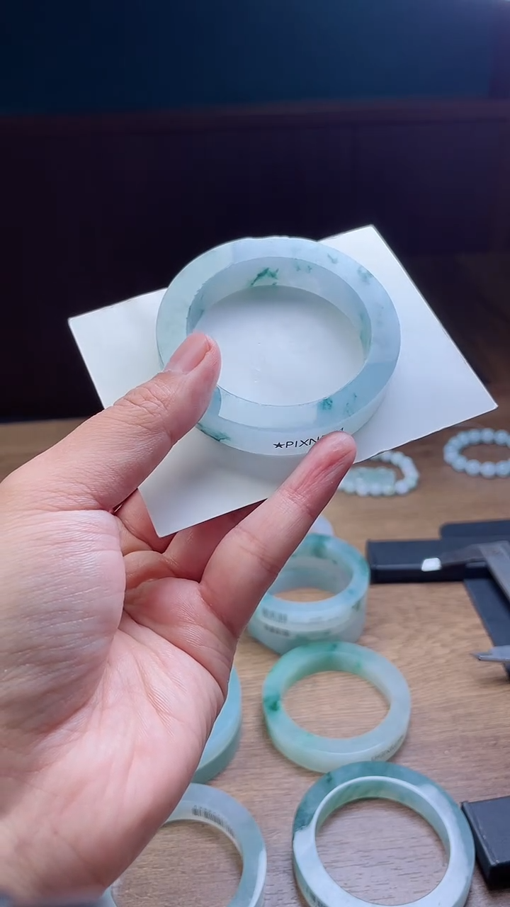 未镶嵌手镯定制翡翠雨**虹定制