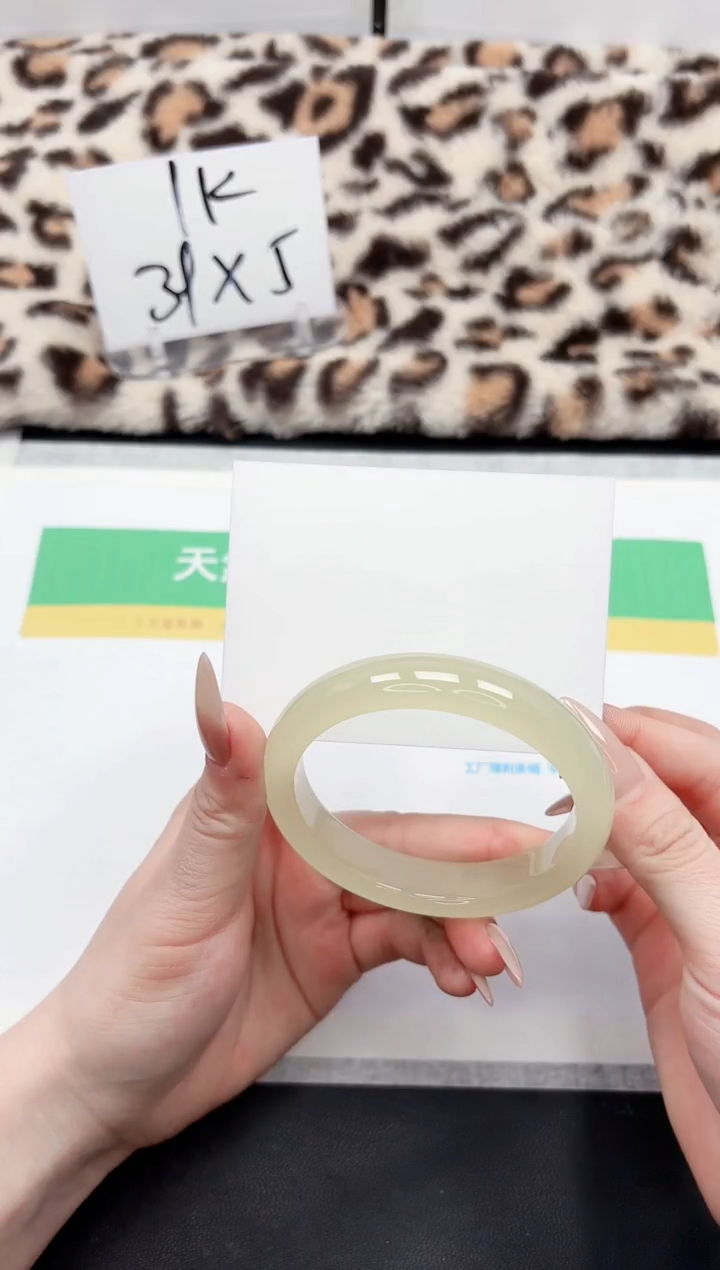 【闪购商品】石英质玉手镯未镶嵌30-61.8