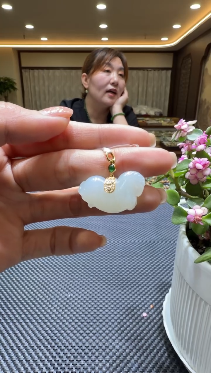 颈饰18K金镶嵌和田玉挂件