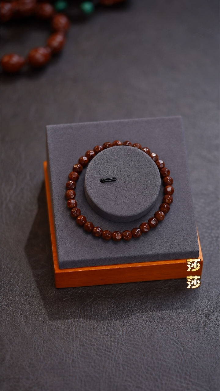 手串橄榄核为**尊橄榄核