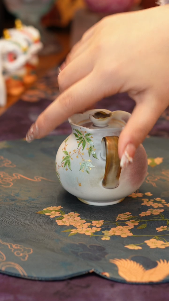 【闪购商品】天香花口壶······