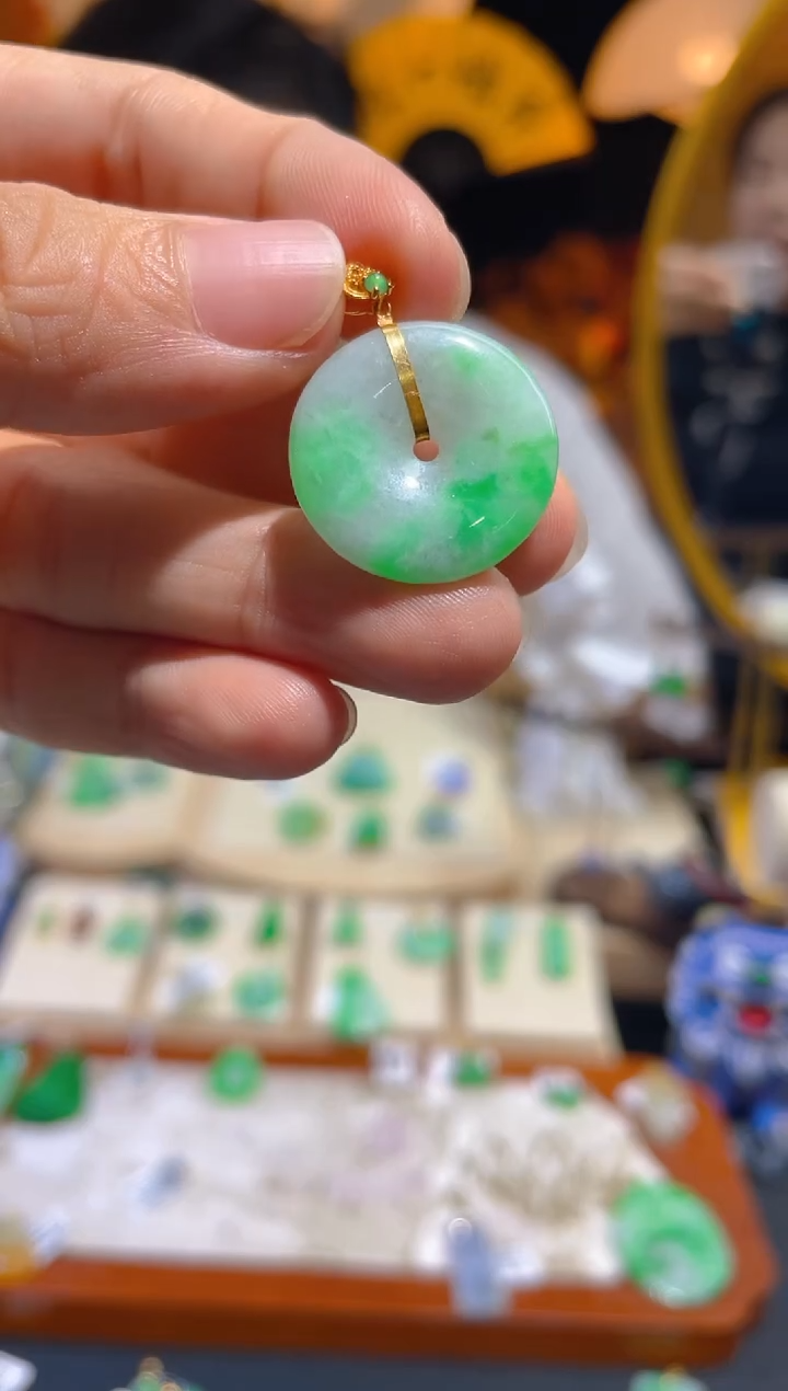 翡翠18K金镶嵌颈饰平安扣