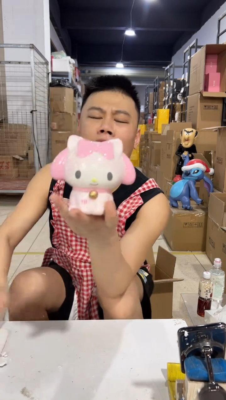 瓷片美乐蒂蹲坐小钱罐