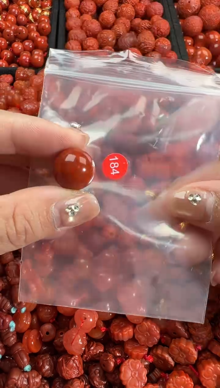 南红玛瑙未镶嵌颈饰1