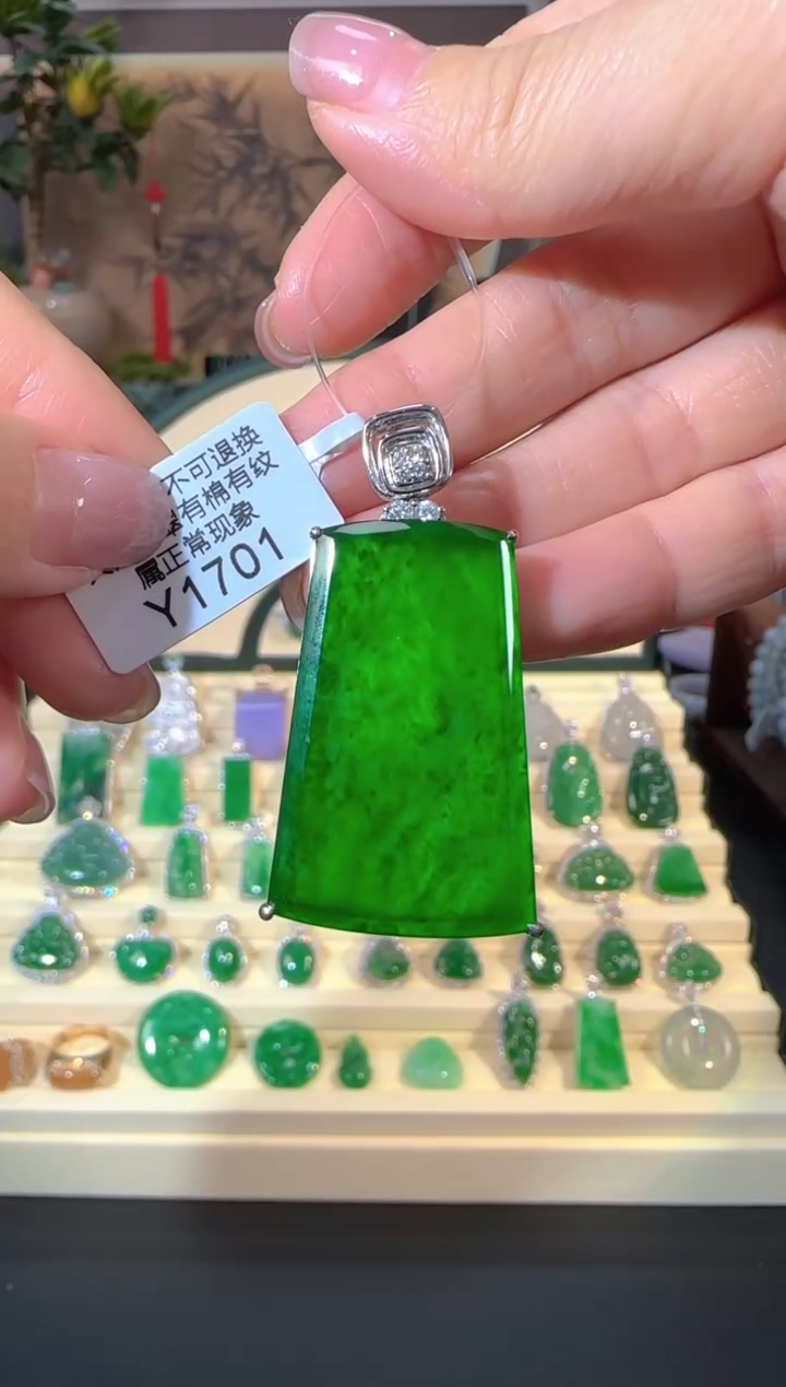 颈饰18K金镶嵌翡翠Y1701无事牌