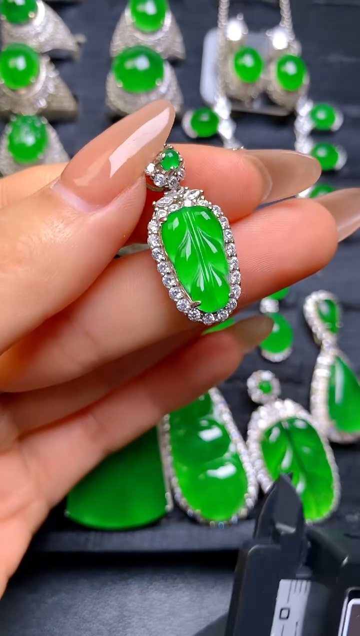 【闪购商品】翡翠吊坠(赠链)银S925镶嵌叶子吊坠