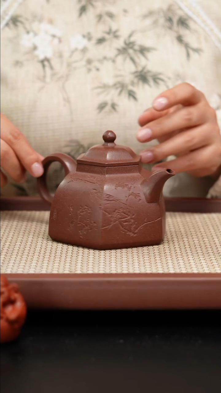 【闪购商品】紫砂茶壶底曹清六方亭刻花鸟