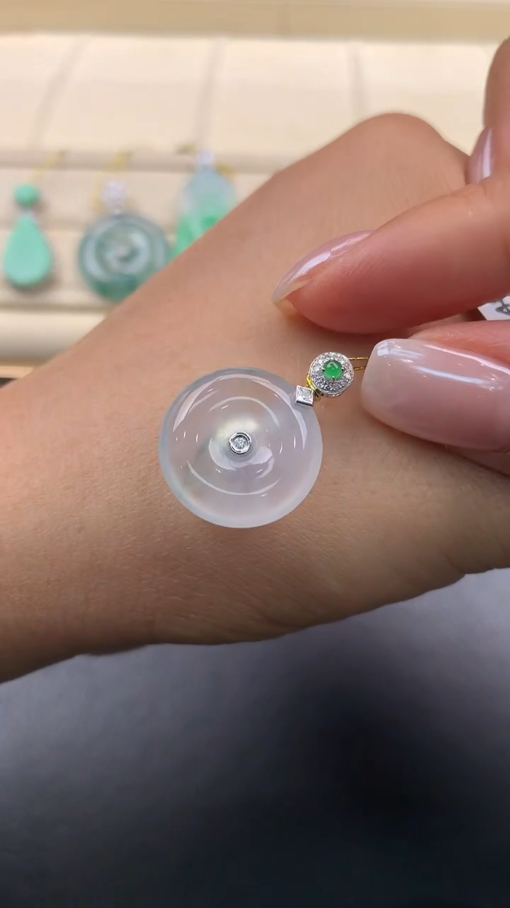 翡翠18K金镶嵌颈饰Q438        