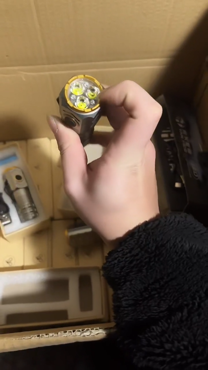 三眼定焦手电筒持久续航