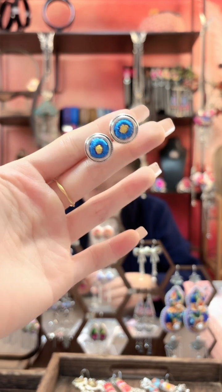 织绣有***笑云织谣民族风精美饰品   932