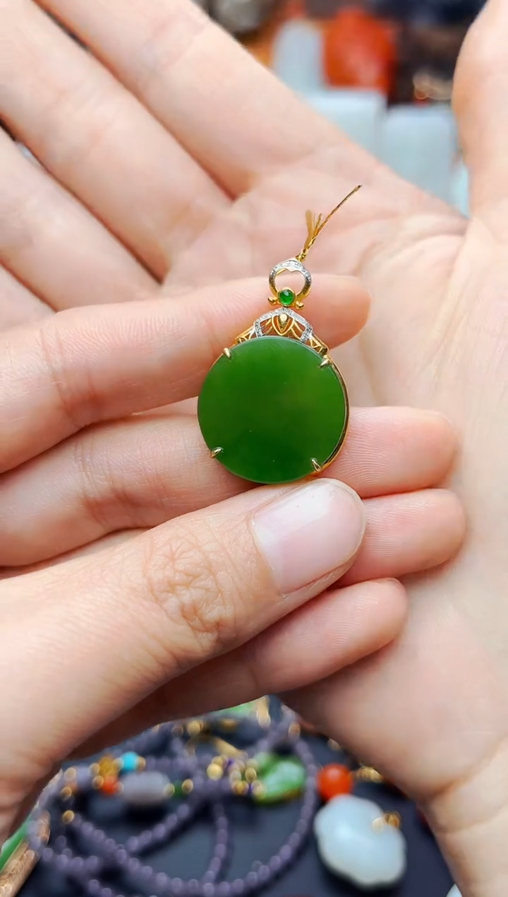 【闪购商品】和田玉颈饰18K金镶嵌碧玉圆牌