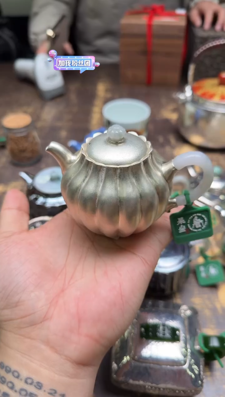 雷*寸发标手作雪花纹菊瓣如意壶