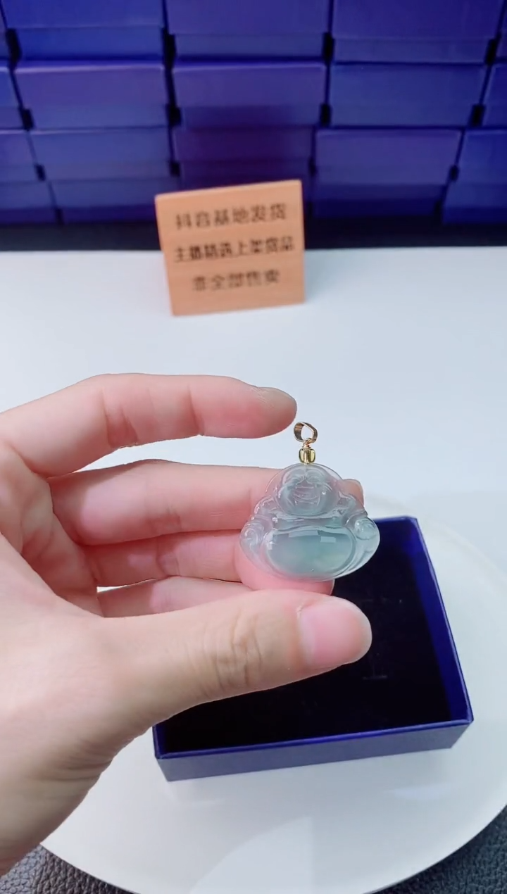 翡翠未镶嵌颈饰         