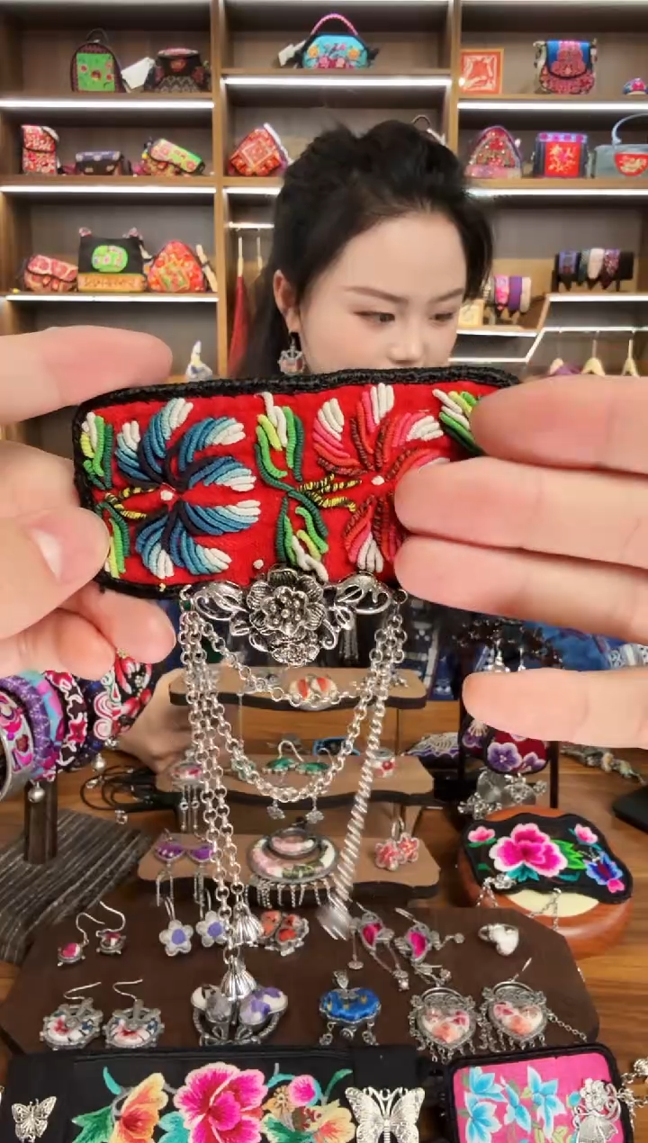 【闪购商品】织绣26蒙阿苏苗绣传承