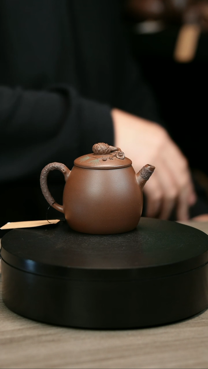 茶壶紫砂静*H2366赵信军底槽青堆绘松果