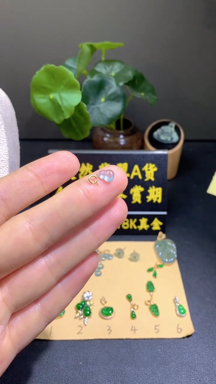 颈饰18K金镶嵌翡翠天然A货