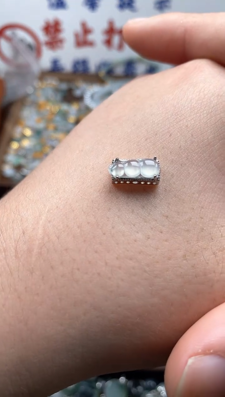 【闪购商品】翡翠颈饰未镶嵌哥哥