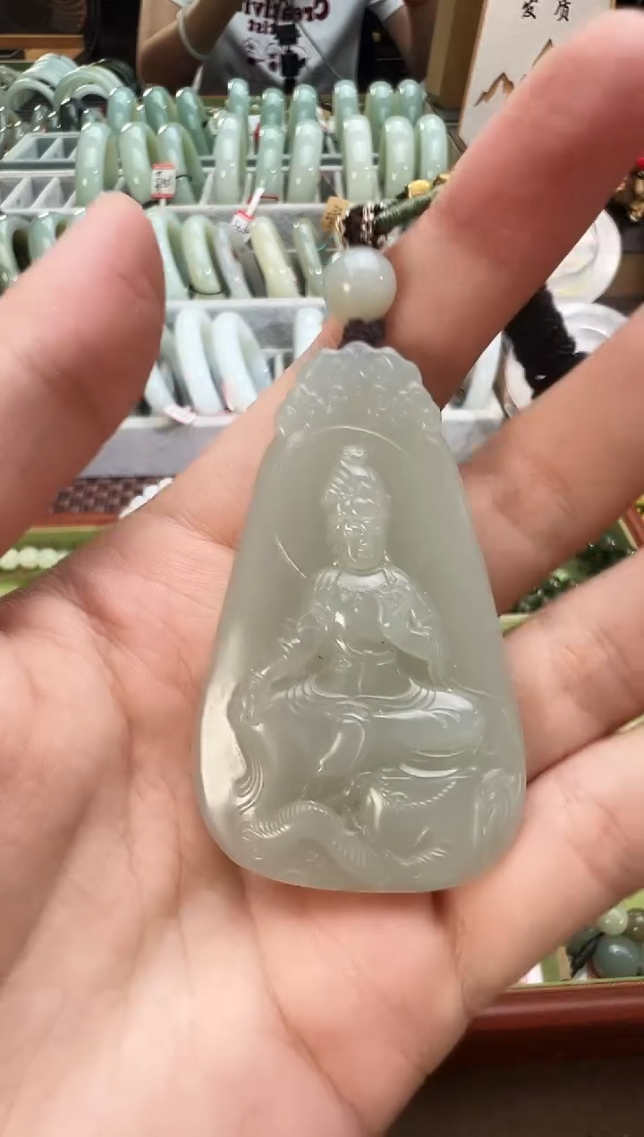 颈饰未镶嵌和田玉（青玉）观音吊坠