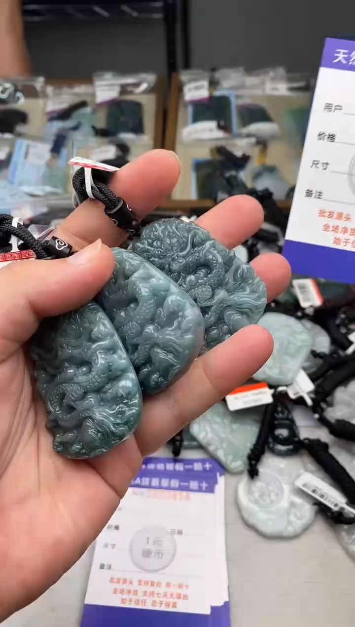 翡翠未镶嵌颈饰多样性发其一
