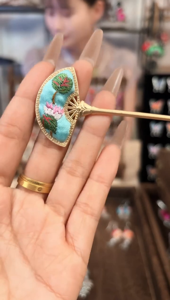 织绣非遗艺枝独秀老绣饰品011