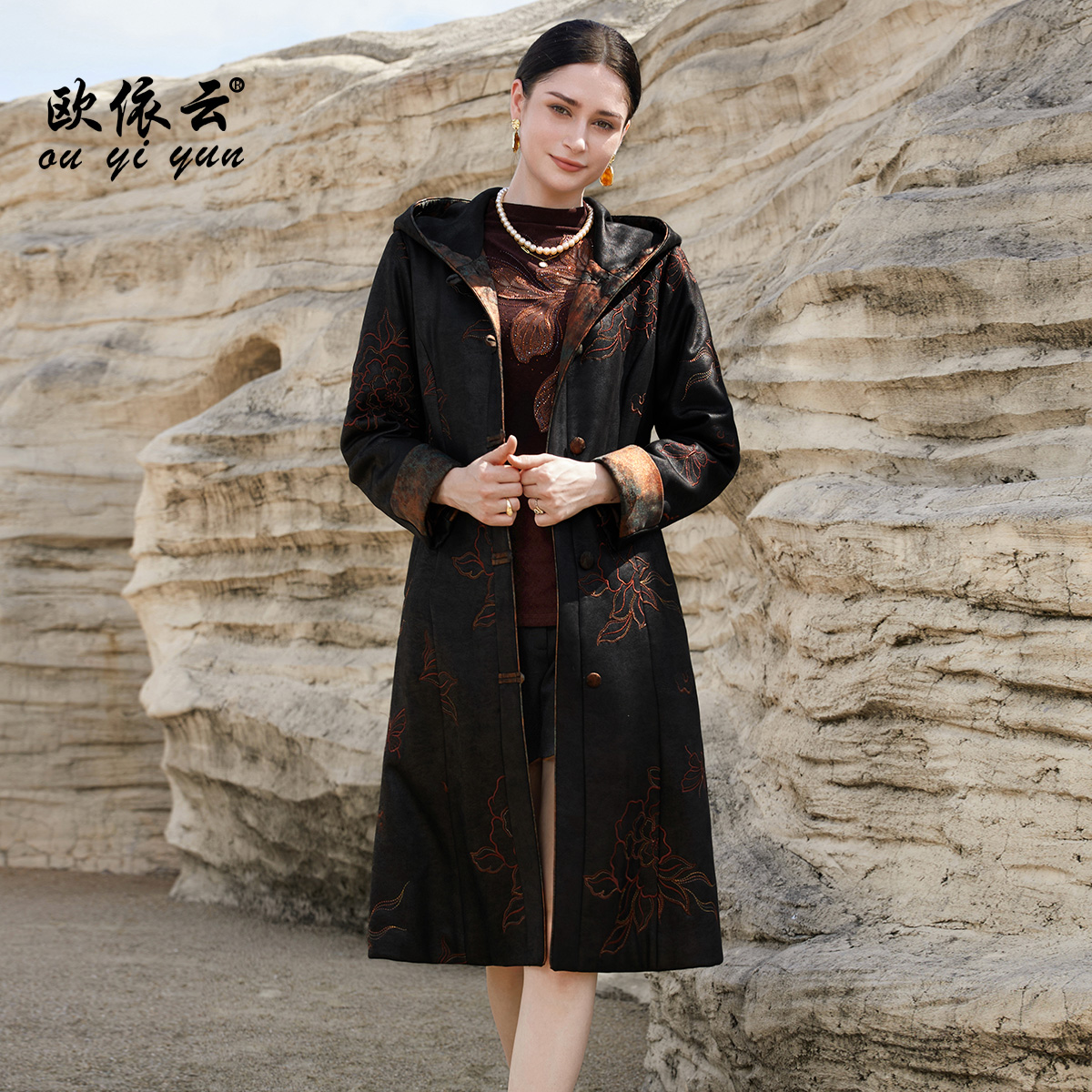 52988欧依云中老年妈妈秋冬洋气连帽加厚外套修身棉衣中长款2025