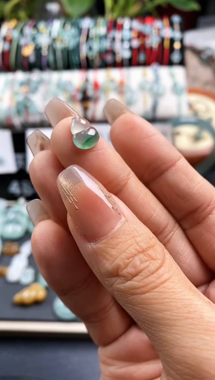 【闪购商品】翡翠裸石188一个的飘绿葫芦