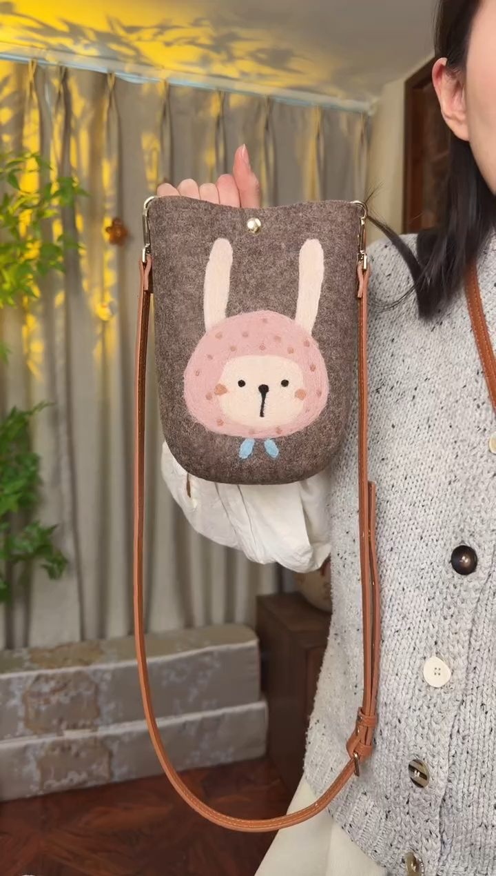 羊毛非遗羊毛毡包 手机包兔子