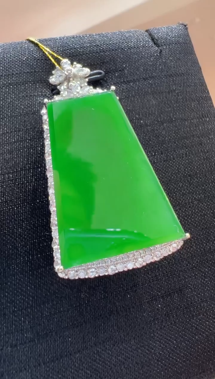 【闪购商品】翡翠吊坠(不含链)18K金镶嵌              