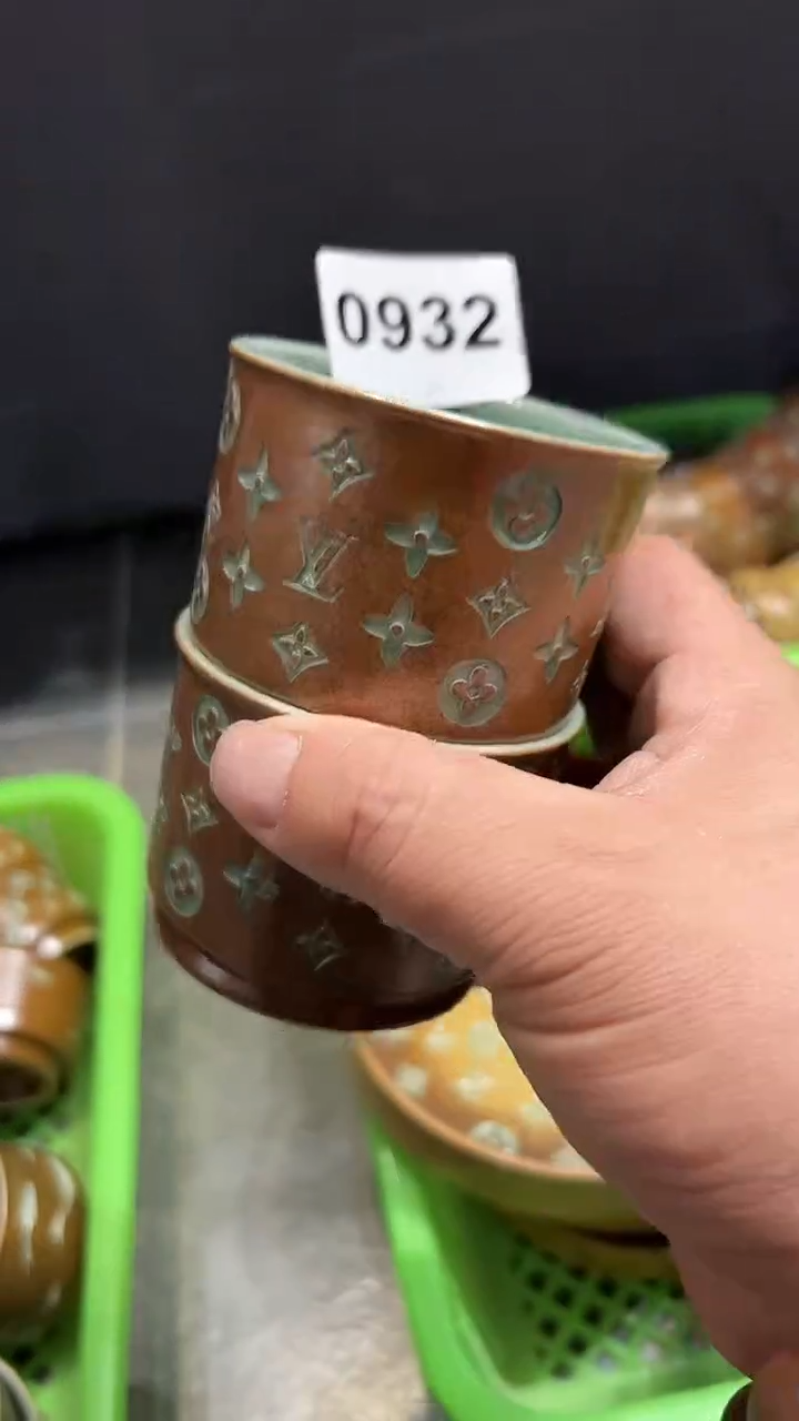 M****生龙泉窑老花融天双釉微瑕2只0932