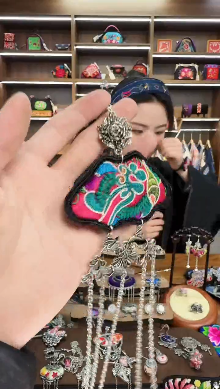 【闪购商品】织绣202蒙阿苏苗绣传承