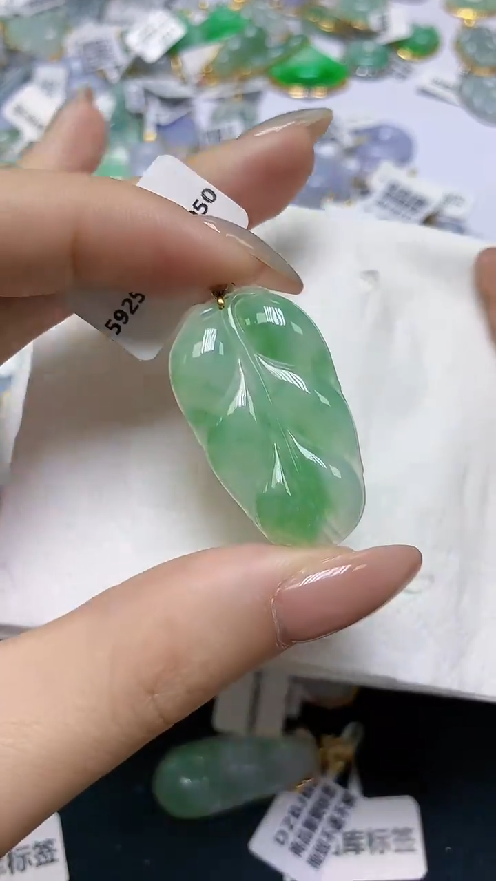 翡翠18K金镶嵌颈饰天然缅甸A货翡翠