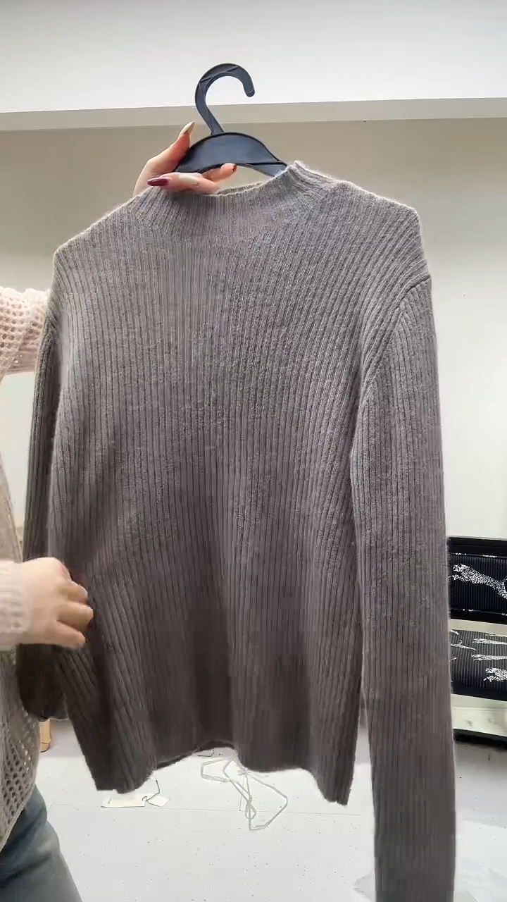 灰绿色圆领细条上衣