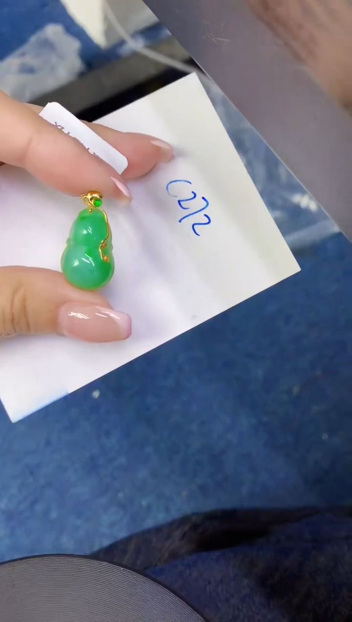 翡翠18K金镶嵌颈饰缅甸天然翡翠A货