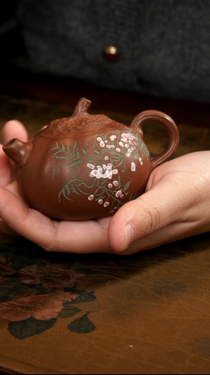 茶壶紫砂紫泥刻绘花花茄瓜壶