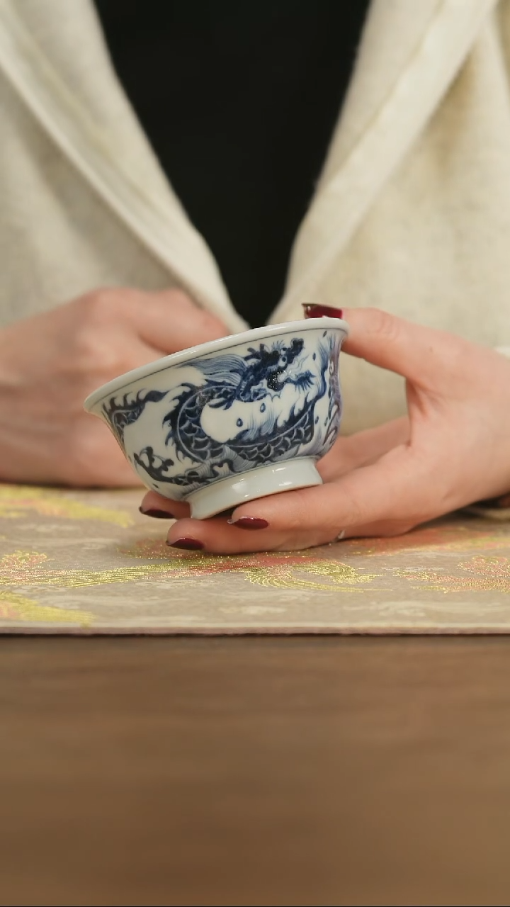 【闪购商品】景德镇手工青花铁甲龙大压手杯