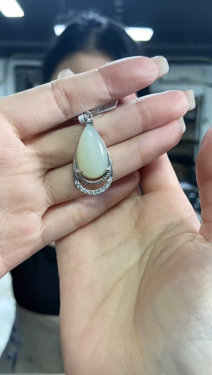 和田玉未镶嵌吊坠多样性发其一颜色微差