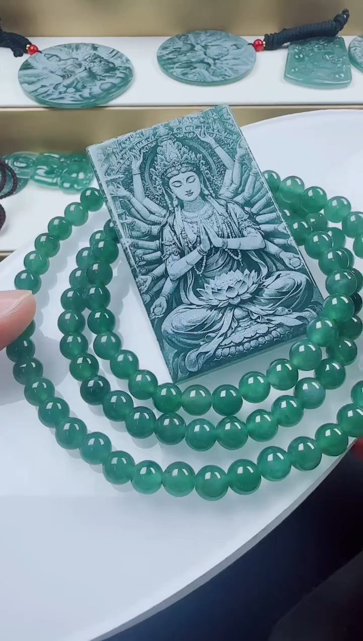 翡翠未镶嵌颈饰方千手