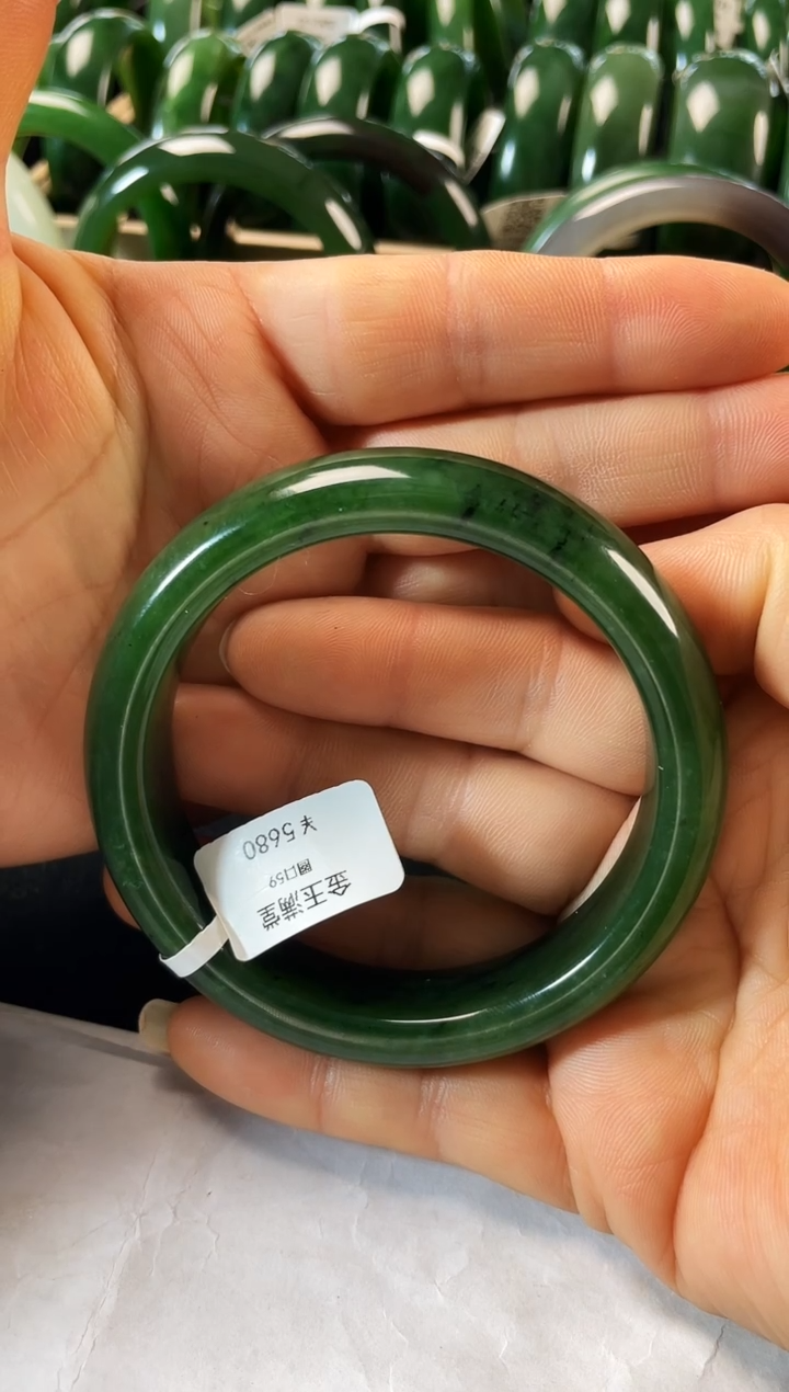 未镶嵌手镯和田玉（碧玉）幸***草碧玉手镯