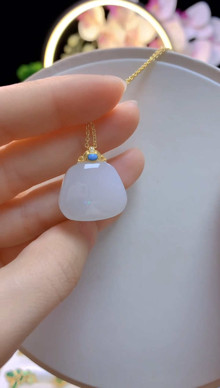 和田玉18K金镶嵌吊坠(赠链)羊脂锁