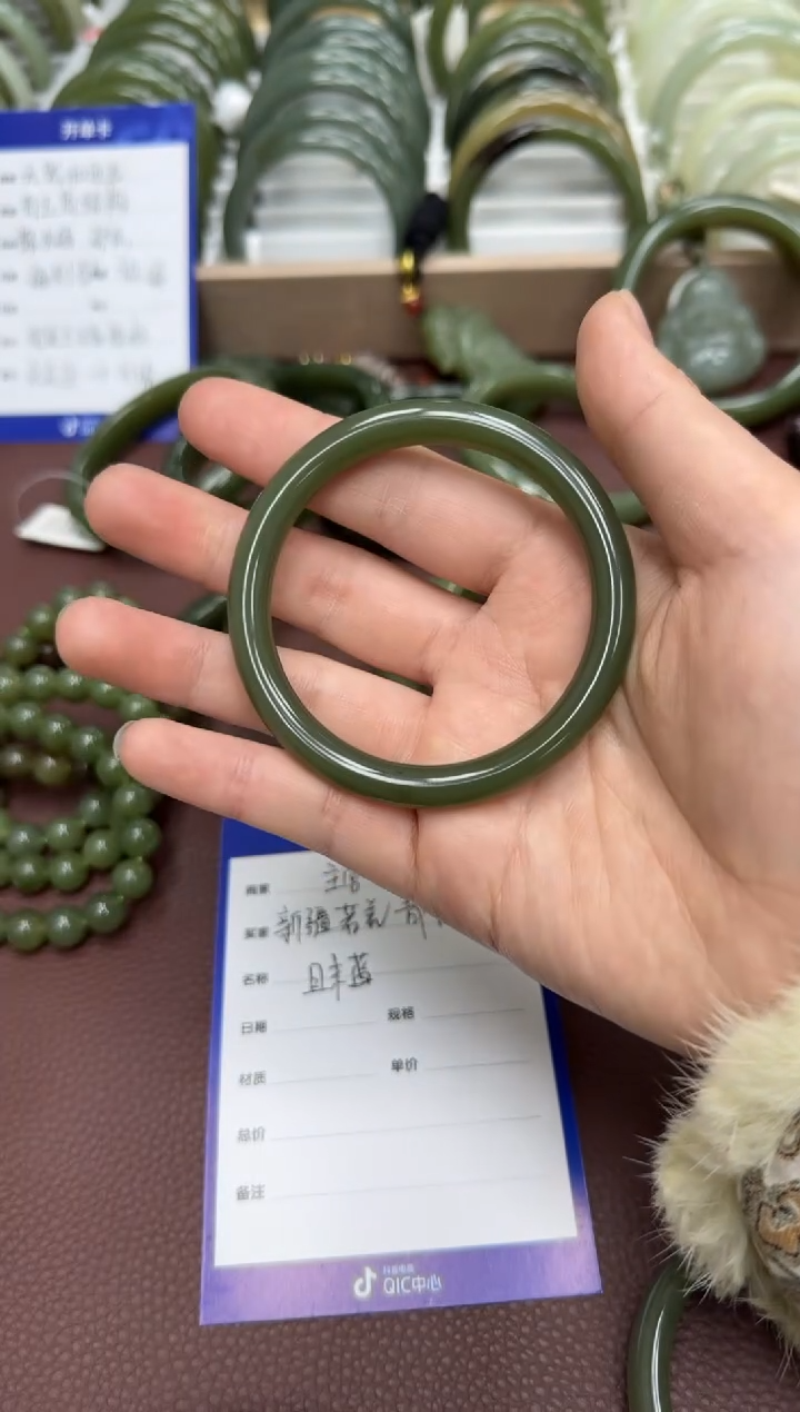 【闪购商品】和田玉手镯未镶嵌天然和田玉有天然结构