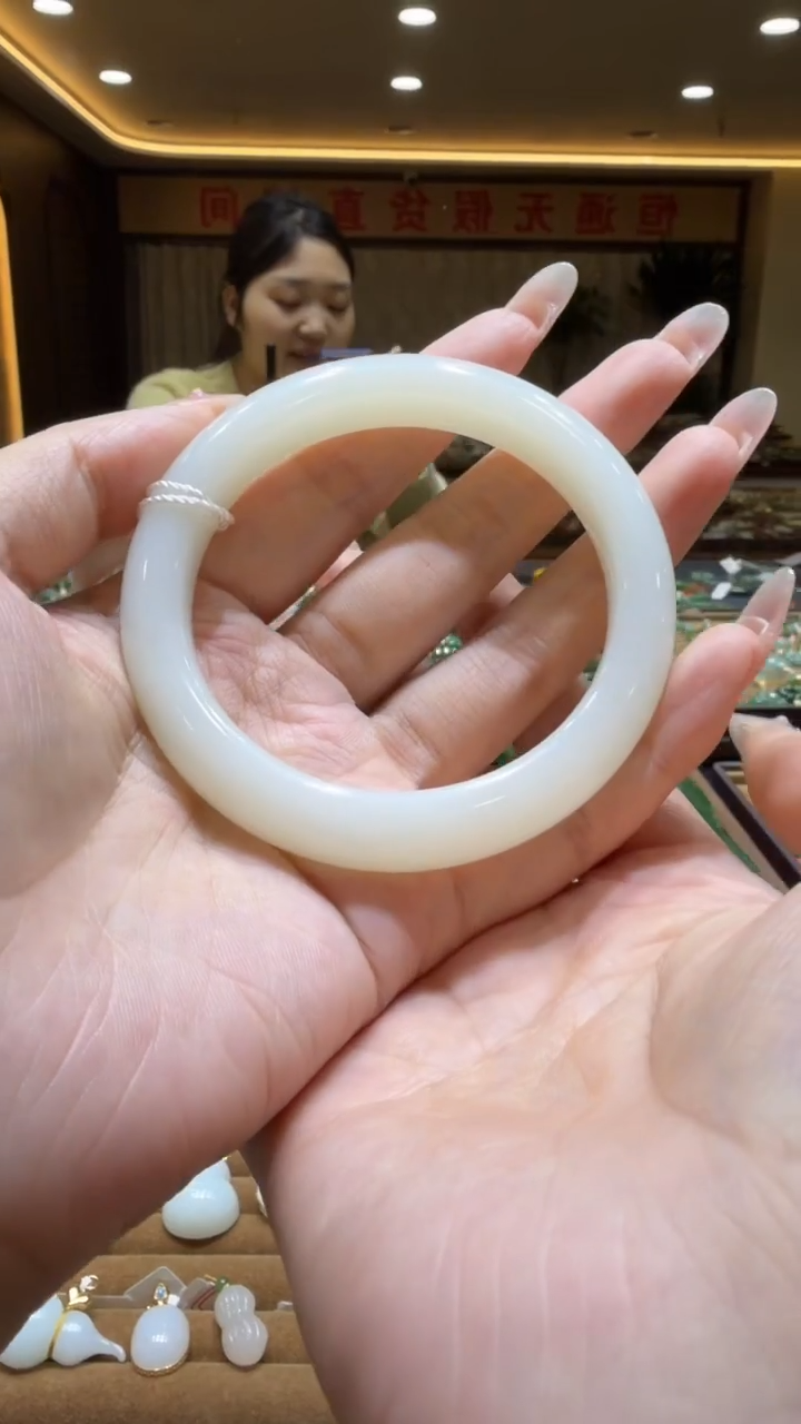 颈饰未镶嵌和田玉黑*瑰手镯56+