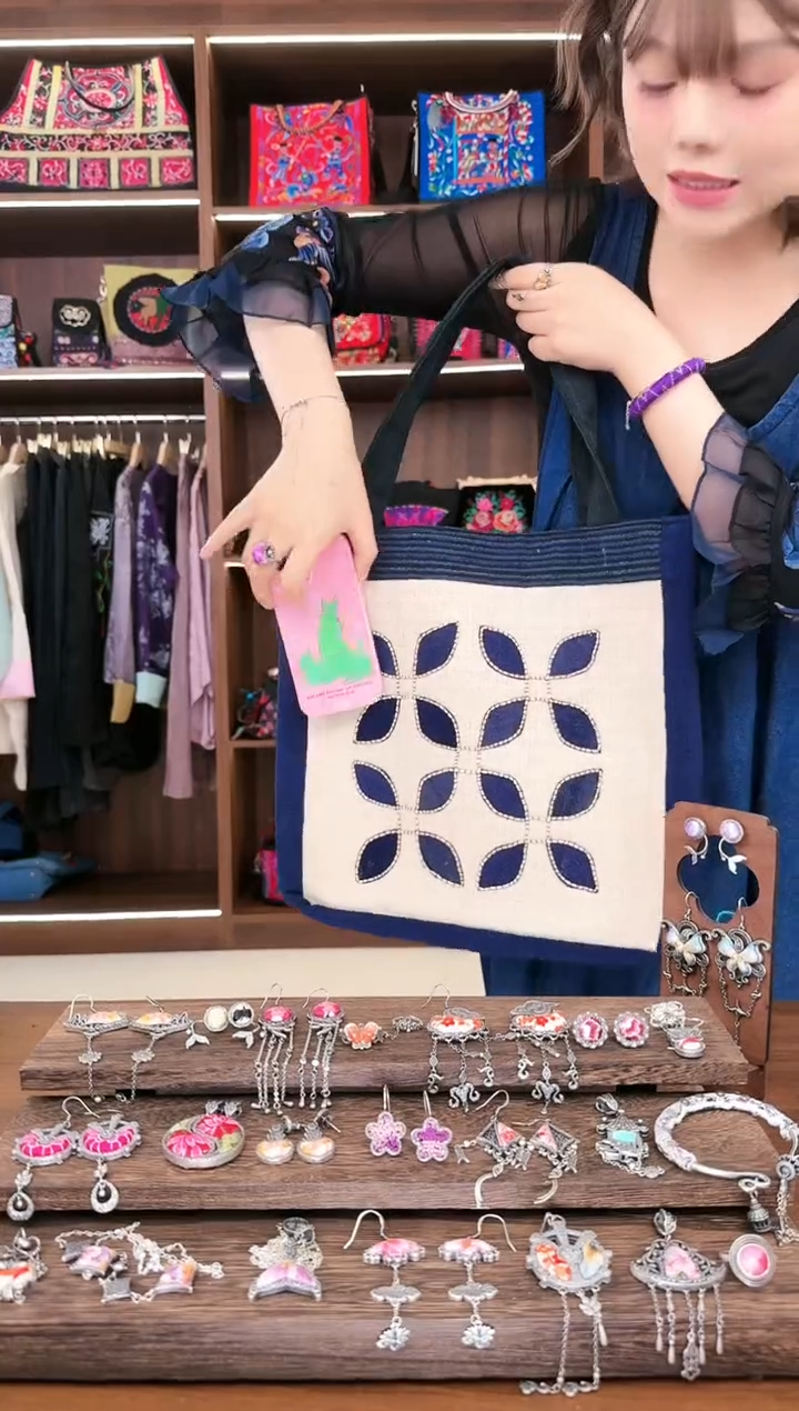 【闪购商品】织绣L21蚩梦苗族古绣