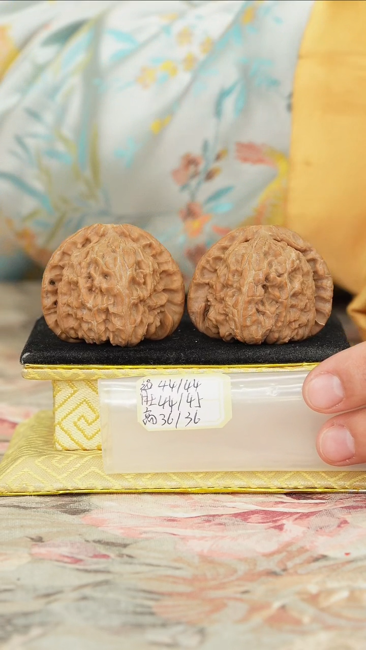 【闪购商品】文玩核桃把件白狮子