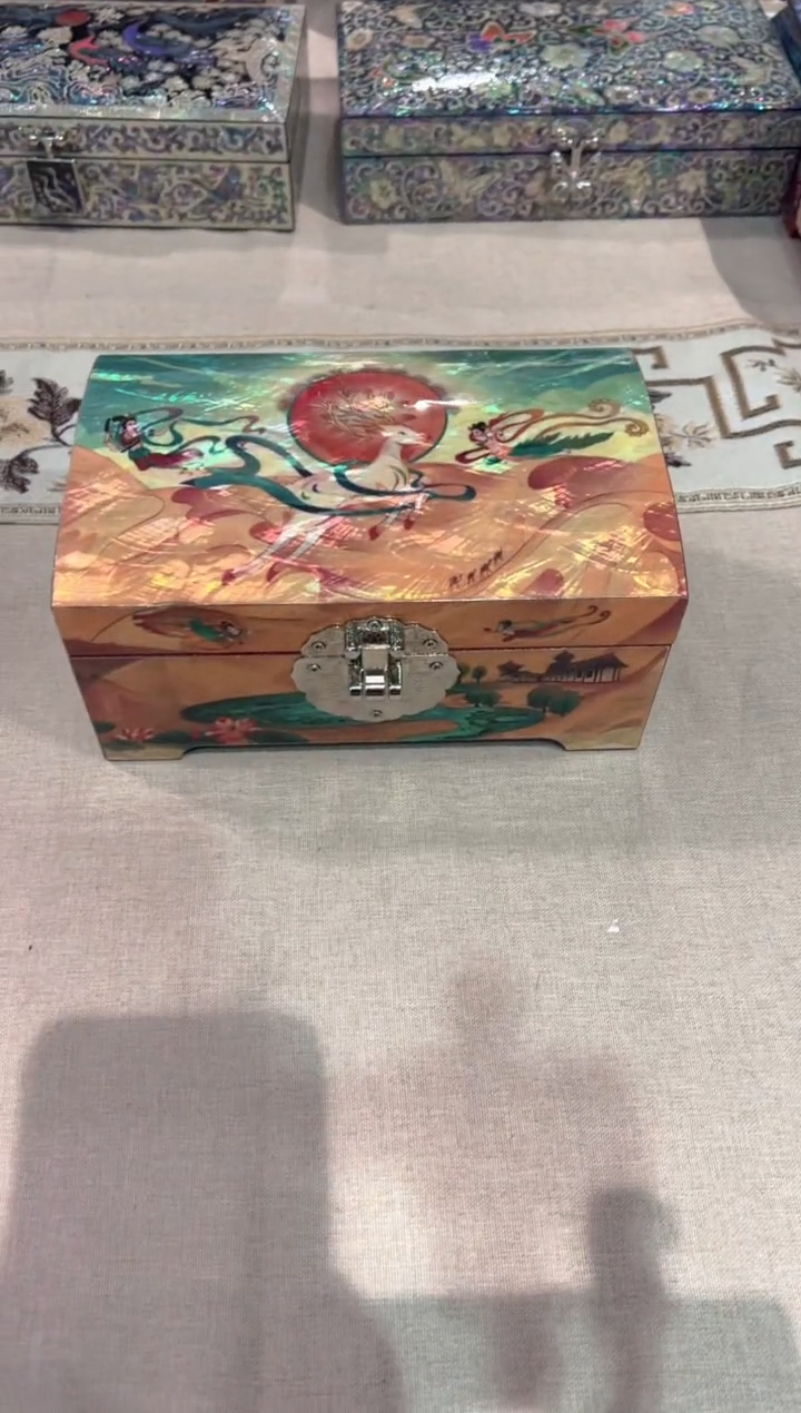 【闪购商品】鱼锁绒布底.弘贝雅螺钿漆器文化馆