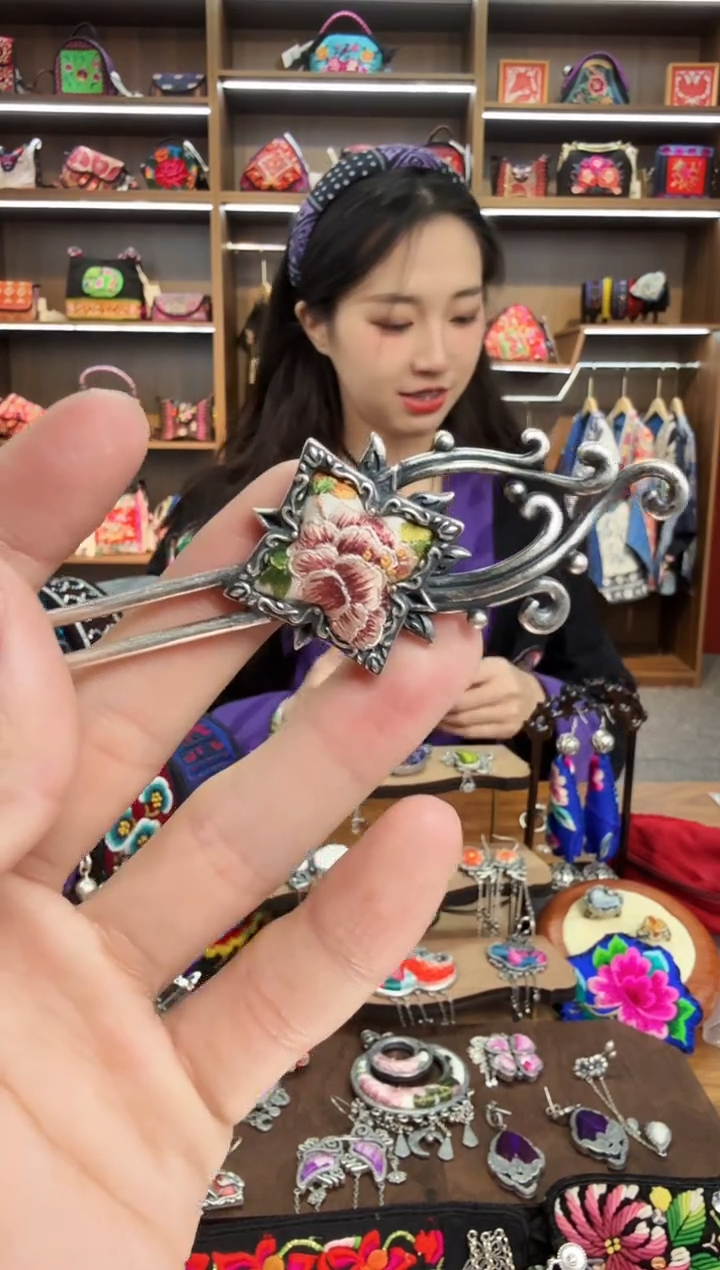 【闪购商品】织绣175蒙阿苏苗绣传承