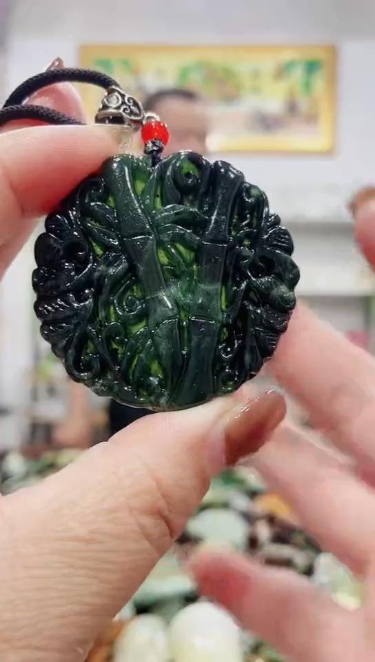 未镶嵌蛇纹石玉吊坠    