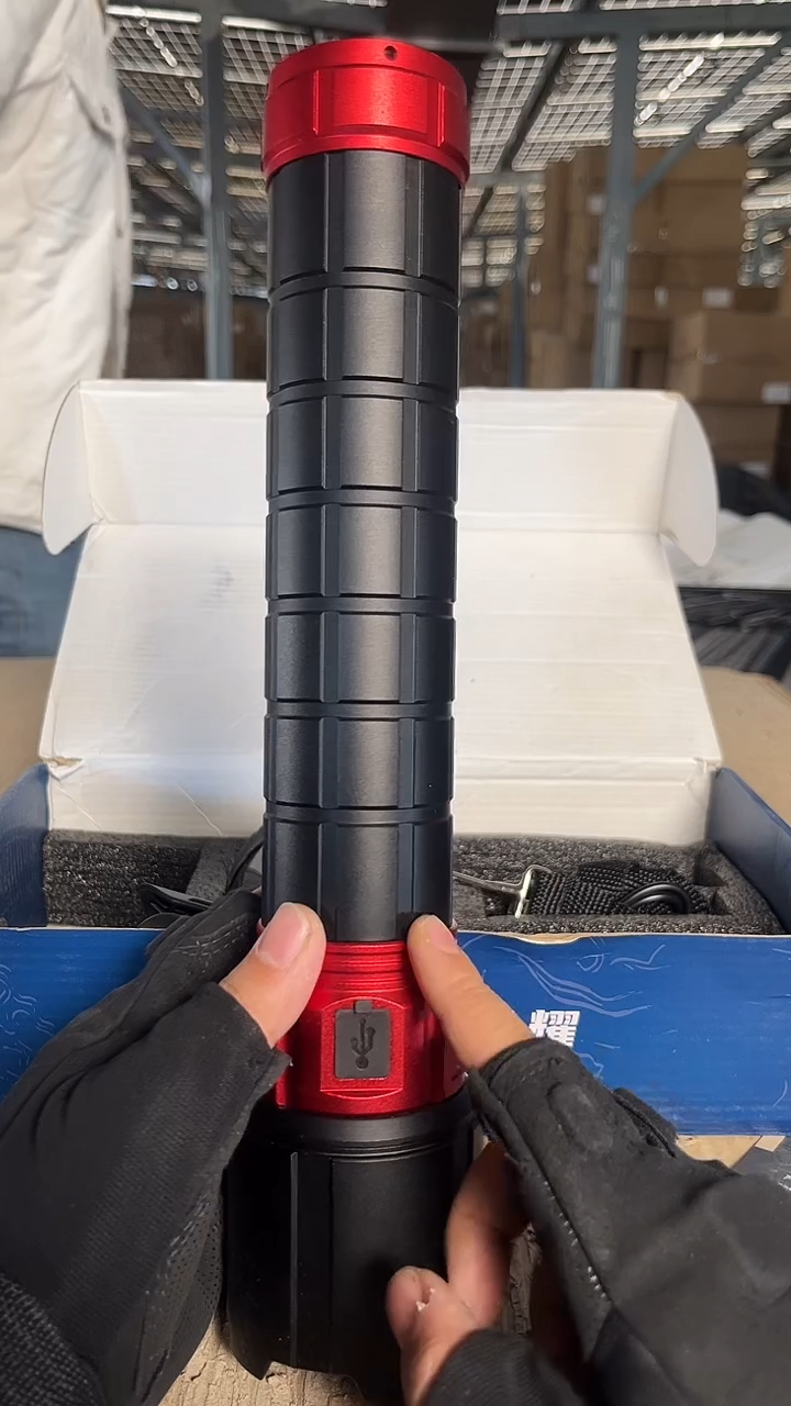 f2强光手电筒（两组电池）