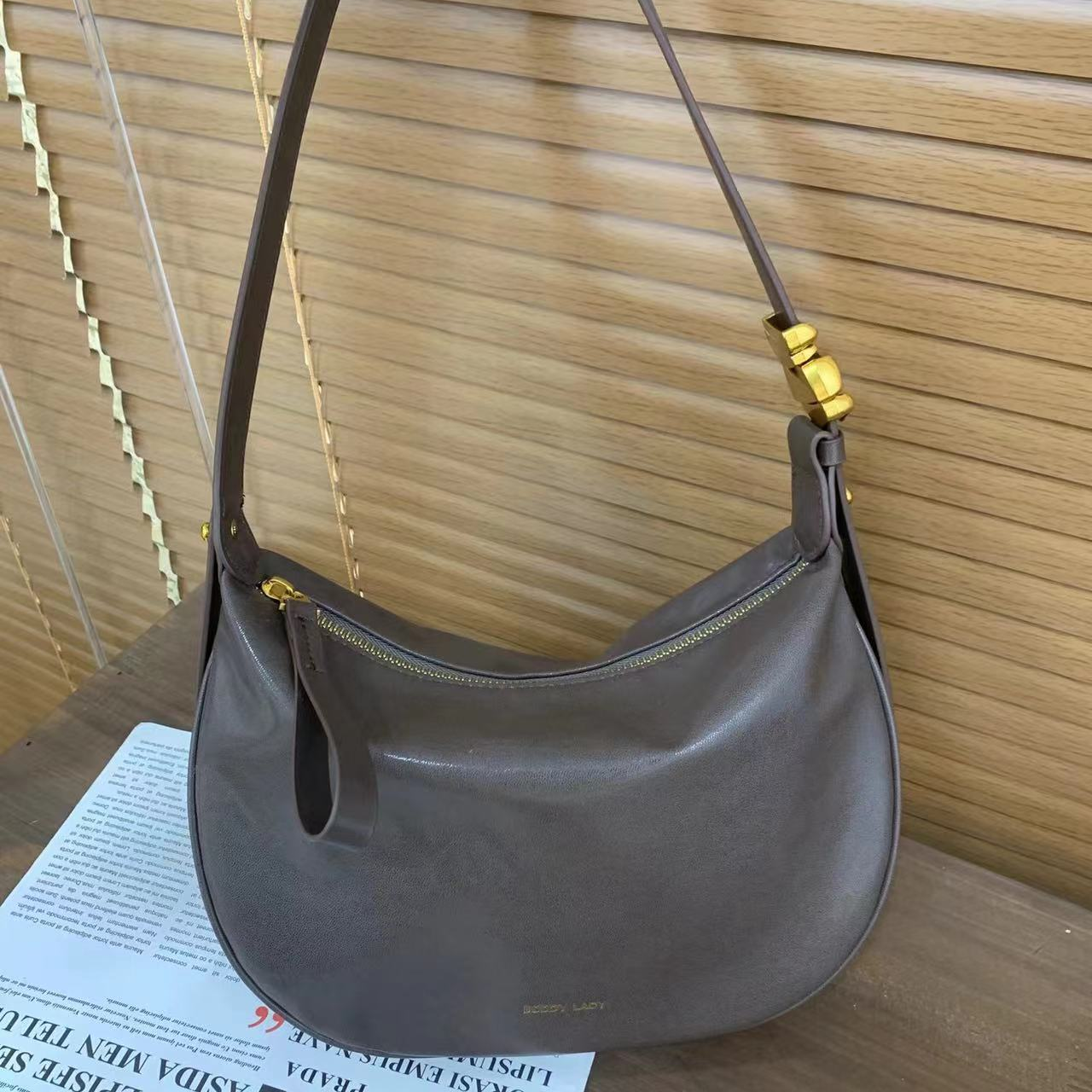 BSS-VAZSLVE/原创设计BD-B236-咖啡 春季新款轻奢小包