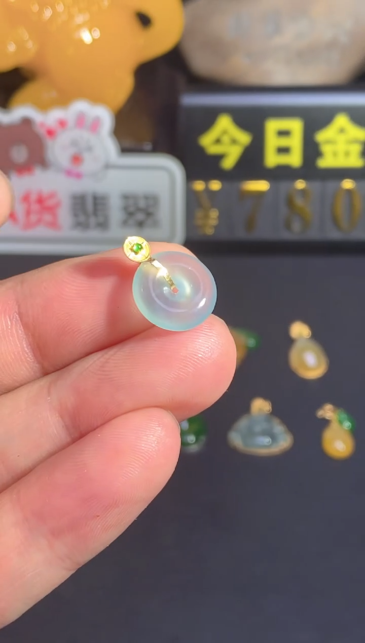 颈饰18K金镶嵌翡翠      