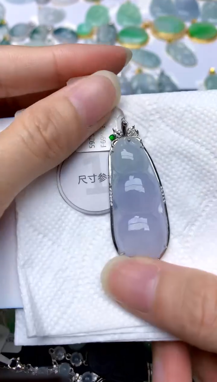 颈饰18K金镶嵌翡翠天然A货翡翠